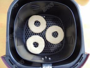 切好的甜甜圈面团表面刷油后放入空气炸锅的炸篮内