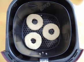切好的甜甜圈面团表面刷油后放入空气炸锅的炸篮内