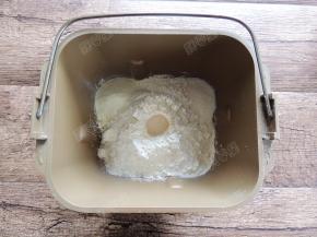 面包机桶内放入面粉、糖、盐、奶粉、酵母等干性材料