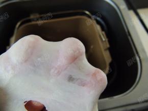 启动揉面程序，将面团揉至扩展阶段，即抻开面团，面团能形成一张比较薄的薄膜