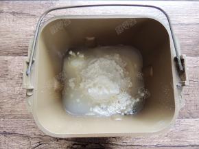 再放入水、橄榄油等湿性材料