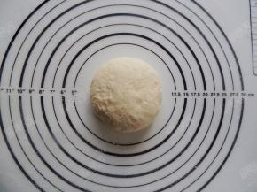 把发酵好的面团排气，分成三份，放在室温下醒发15分钟