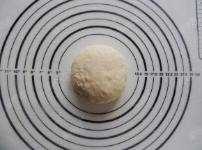 把发酵好的面团排气，分成三份，放在室温下醒发15分钟