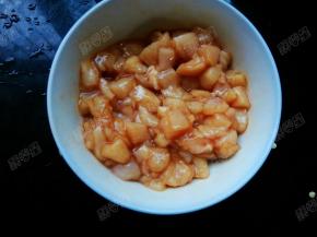 鸡胸肉切丁，用烤肉料腌制三小时