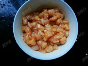 鸡胸肉切丁，用烤肉料腌制三小时