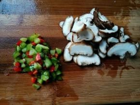 青红椒切粒，香菇切片