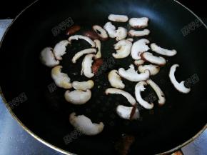 平底锅烧热，放入香菇片煸炒至水分变干