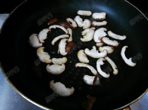 平底锅烧热，放入香菇片煸炒至水分变干