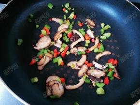 放入青红椒粒略煸炒去除一下水分
