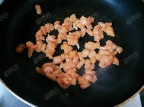 鸡胸肉放入锅中