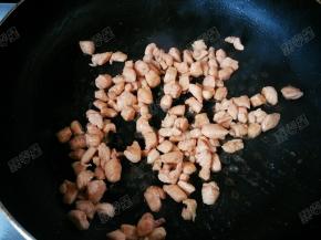 将鸡胸肉也煸炒一下，馅料就准备好了