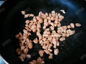 将鸡胸肉也煸炒一下，馅料就准备好了