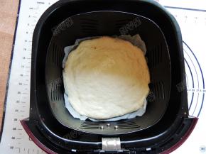 将做好的面饼铺在炸篮内