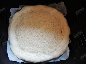 用叉子在面饼中间叉一些小孔，防止烤焙的时候饼底鼓起来