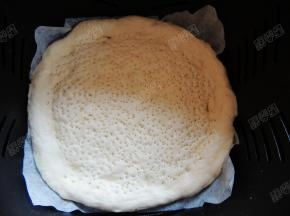 用叉子在面饼中间叉一些小孔，防止烤焙的时候饼底鼓起来