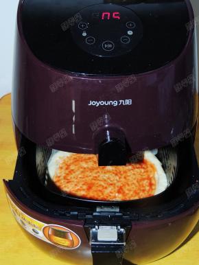 将炸篮推入预热好的空气炸锅中，200度，烤制5分钟