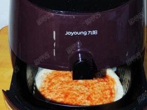 将炸篮推入预热好的空气炸锅中，200度，烤制5分钟