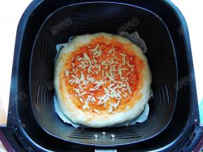 取出炸篮，均匀撒上一层马苏里拉芝士