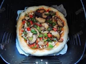 铺上香菇片和青红椒粒