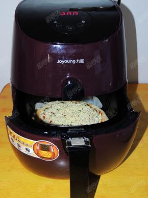 将炸篮推入空气炸锅中，设置温度为200度，时间15分钟