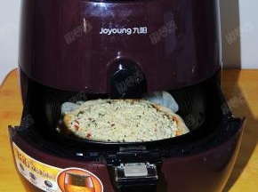 将炸篮推入空气炸锅中，设置温度为200度，时间15分钟