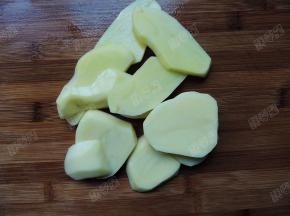 将土豆去皮切成块状
