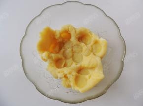 蒸好的土豆取出用擀面仗捣碎成土豆泥