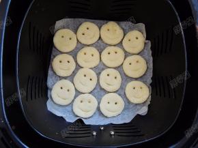 九阳空气炸锅200度预热五分钟，将做好的土豆饼放入炸篮内