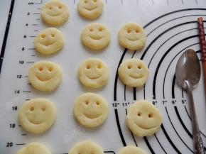 用筷子扎出两个小孔作眼睛，用勺子挖出嘴形