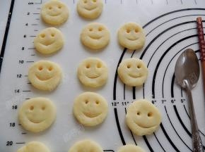 用筷子扎出两个小孔作眼睛，用勺子挖出嘴形