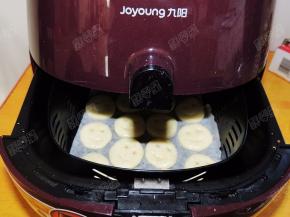 将炸篮推入空气炸锅中，温度200度，时间15分钟