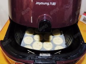 将炸篮推入空气炸锅中，温度200度，时间15分钟