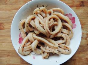 加入适量盐、黑胡椒粉、料酒拌匀腌制15分钟