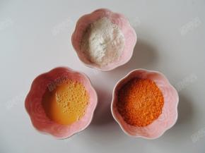 准备三个碗，分别放入淀粉、鸡蛋液、面包糠