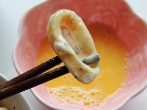 再放入鸡蛋液里蘸一下