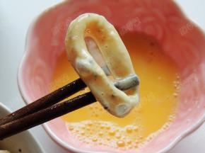 再放入鸡蛋液里蘸一下