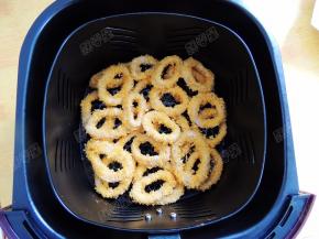 九阳空气炸锅200度预热5分钟，将鱿鱼圈放入空气炸锅的炸篮里，表面刷油