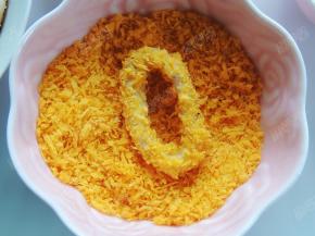 放面包糠里滚一下粘上面包糠