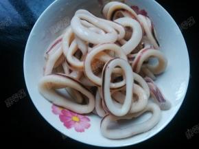 将解冻的鱿鱼圈清洗干净沥干水分