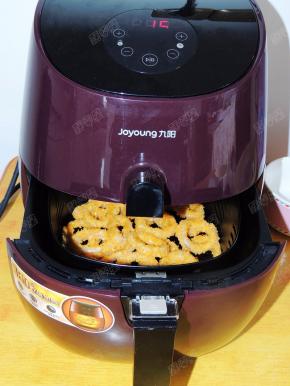 将炸篮推入空气炸锅中，设置温度200度，时间10分钟