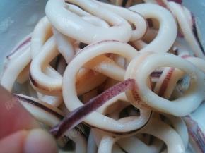 撕去鱿鱼圈表面黑色的膜