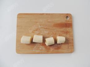 香蕉去皮，平均分成四段