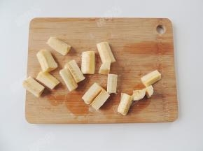 将每段香蕉对半切开，再把四边修平