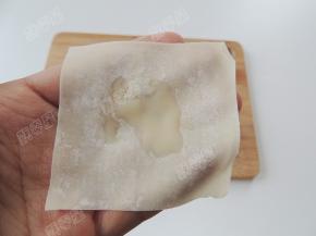 馄饨皮中间部分刷上炼乳