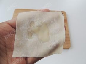 馄饨皮中间部分刷上炼乳