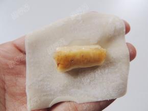 把香蕉段刷上炼乳，放在馄饨皮中间