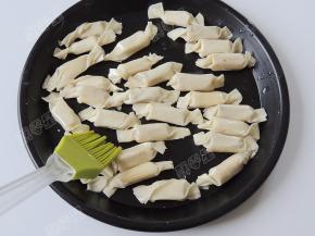 炼乳香蕉糖果均匀得刷上一层玉米油