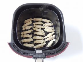 将炼乳香蕉糖果平铺放入空气炸锅的炸篮内