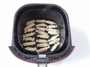 将炼乳香蕉糖果平铺放入空气炸锅的炸篮内