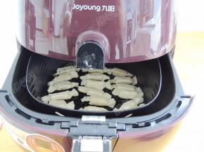 将炸篮推入空气炸锅中